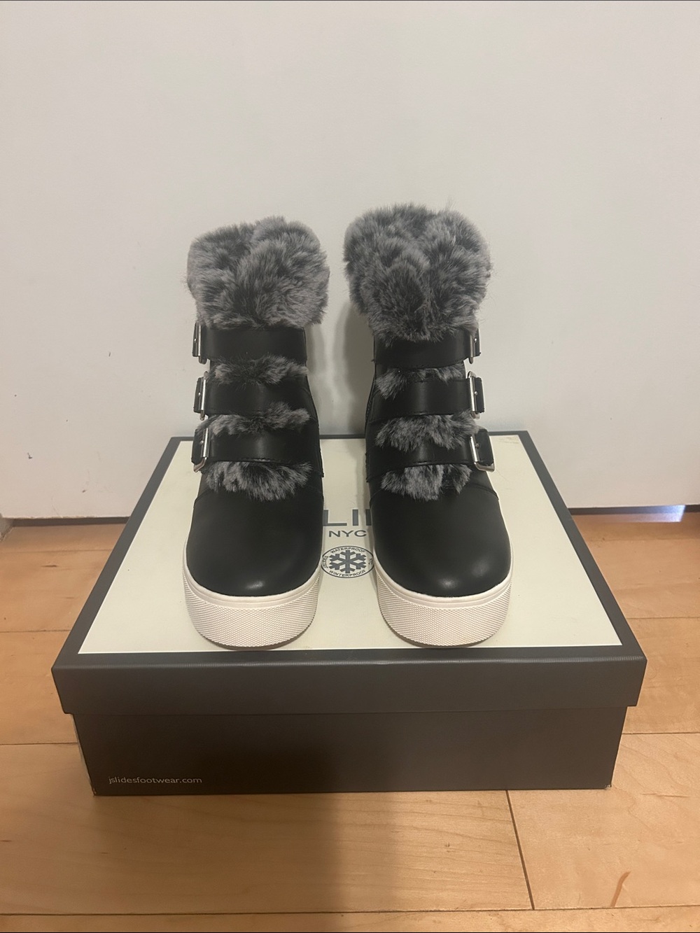 J/slides Black High-top leather Sneakers.
